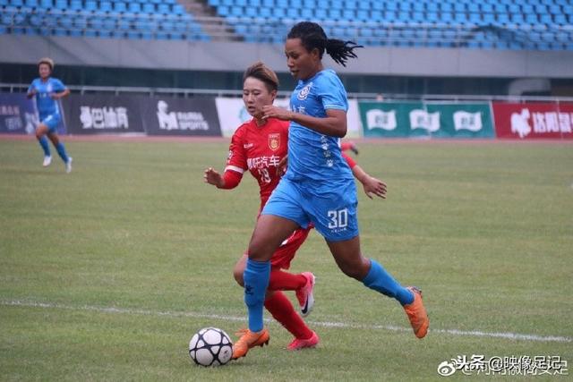 巴萨主场大胜桑坦德，拉菲尼亚上演帽子戏法